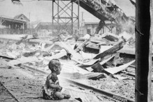 ”Bloody Saturday”, bombardovanie Šanghjaského nástupišťa, 28. august 1937. SNÍMKA: Wikipedia/Bloody Saturday, By H. S. Wong