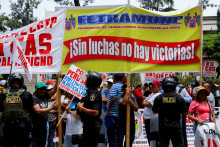 Demonštranti držia transparenty počas pochodu zvolaného Peruánskou všeobecnou odborovou organizáciou proti vláde prezidentky Diny Boluarteovej. FOTO: Reuters