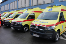 Záchranári z nemocnice v Brezne jazdia od januára v nových sanitkách.