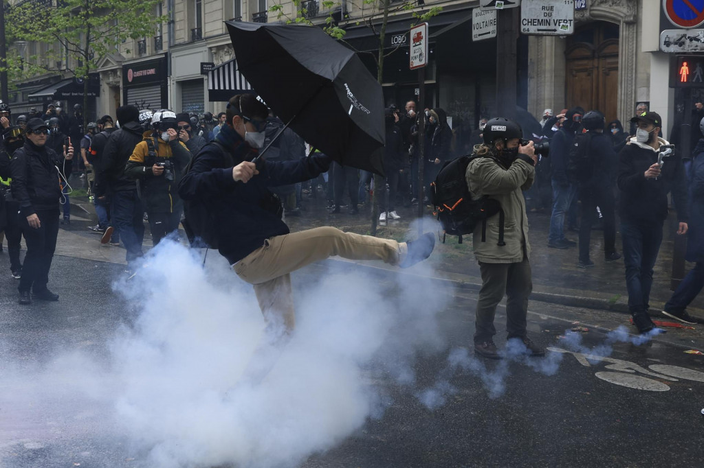 Desaťtisíce ľudí vyšli v pondelok, pri príležitosti Sviatku práce, do ulíc francúzskych miest, aby opäť vyjadrili svoj nesúhlas s dôchodkovou reformou, ktorú presadil prezident Emmanuel Macron. FOTO: TASR/AP