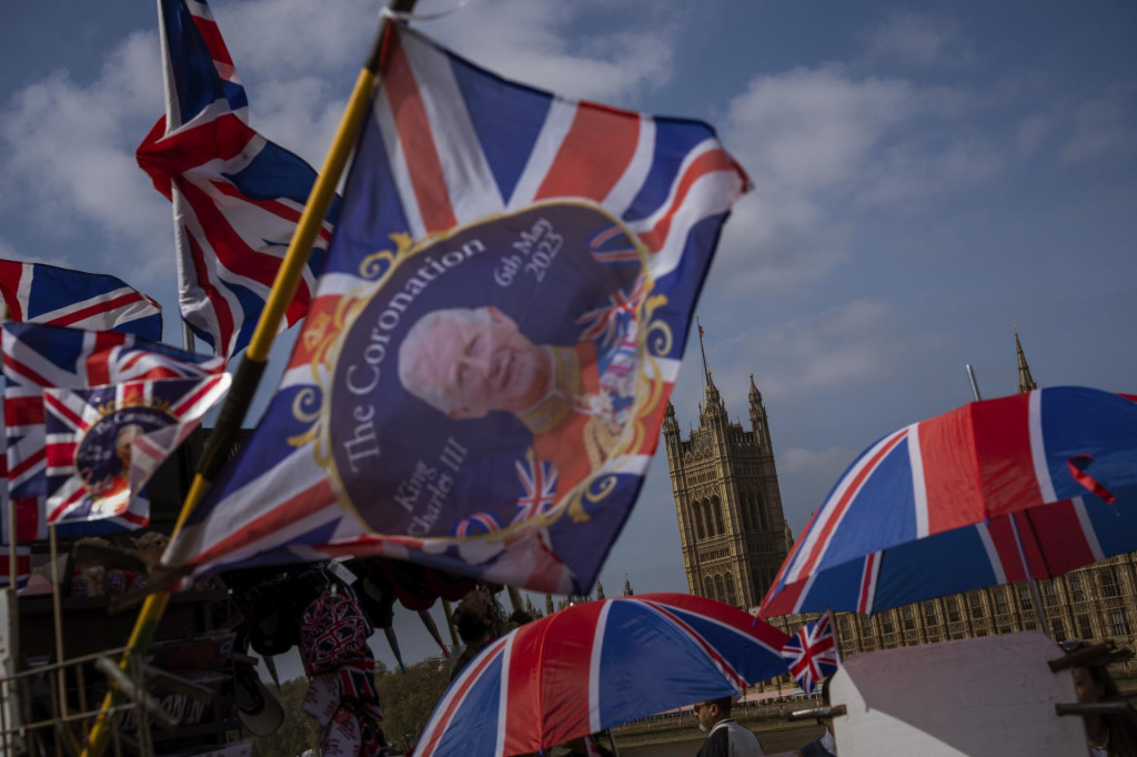 Vlajky na korunováciu britského kráľa Karola II. sú vystavené na predaj v pouličnom stánku v Londýne. FOTO: TASR/AP