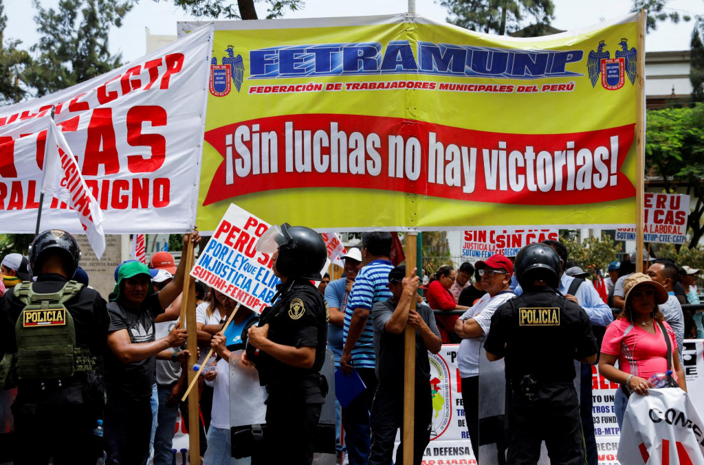 Demonštranti držia transparenty počas pochodu zvolaného Peruánskou všeobecnou odborovou organizáciou proti vláde prezidentky Diny Boluarteovej. FOTO: Reuters
