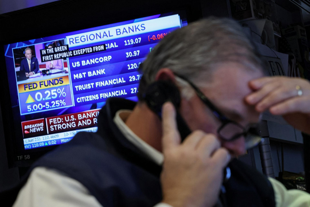 Obchodník reaguje, keď sa na obrazovke newyorskej burzy zobrazí oznámenie o sadzbe Fedu. FOTO: Reuters