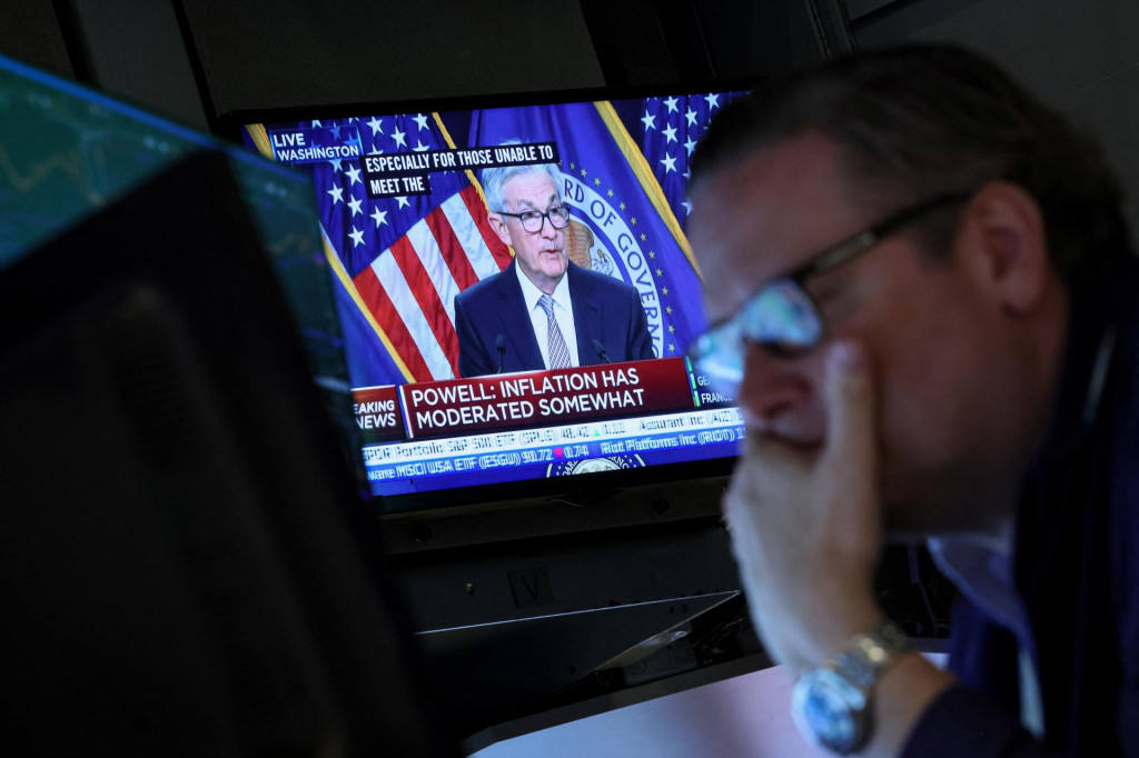 Obchodníci reagujú, keď predseda Federálneho rezervného systému Jerome Powell hovorí o rozhodnutí Fedu. FOTO: Reuters