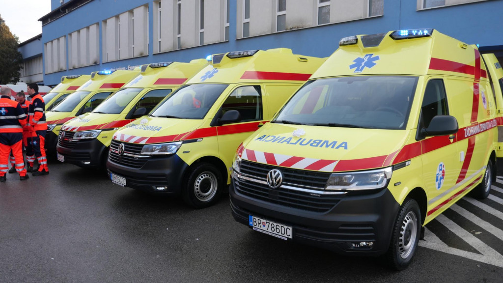Záchranári z nemocnice v Brezne jazdia od januára v nových sanitkách.