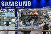 Ľudia nakupujú v obchode s mobilnými telefónmi Samsung a príslušenstvom. FOTO: Reuters