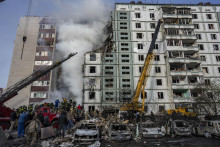 Hasiči zasahujú počas požiaru po ruskom raketovom útoku na obytnú štvrť v ukrajinskom meste Umaň. ILUSTRAČNÉ FOTO: TASR/AP
