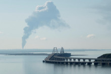 Dym stúpa nad skladom pohonných hmôt pri Krymskom moste v obci Volna. FOTO: Reuters