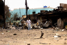 Poškodené budovy na centrálnom trhovisku počas stretov medzi polovojenskými silami rýchlej podpory a armádou v Chartúme. FOTO: Reuters