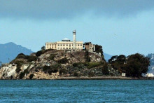 Opustená väznica na ostrove Alcatraz, kde sa natáčal film Útek z Alcatrazu