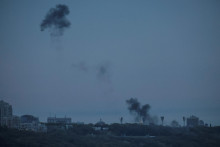 Dym stúpa nad mestom po tom, čo pozostatky zostreleného dronu pristáli na zemi. FOTO: Reuters
