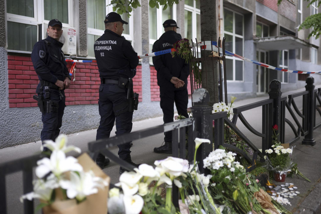 Policajti hliadkujú pred základnou školou v Belehrade. FOTO: TASR/AP