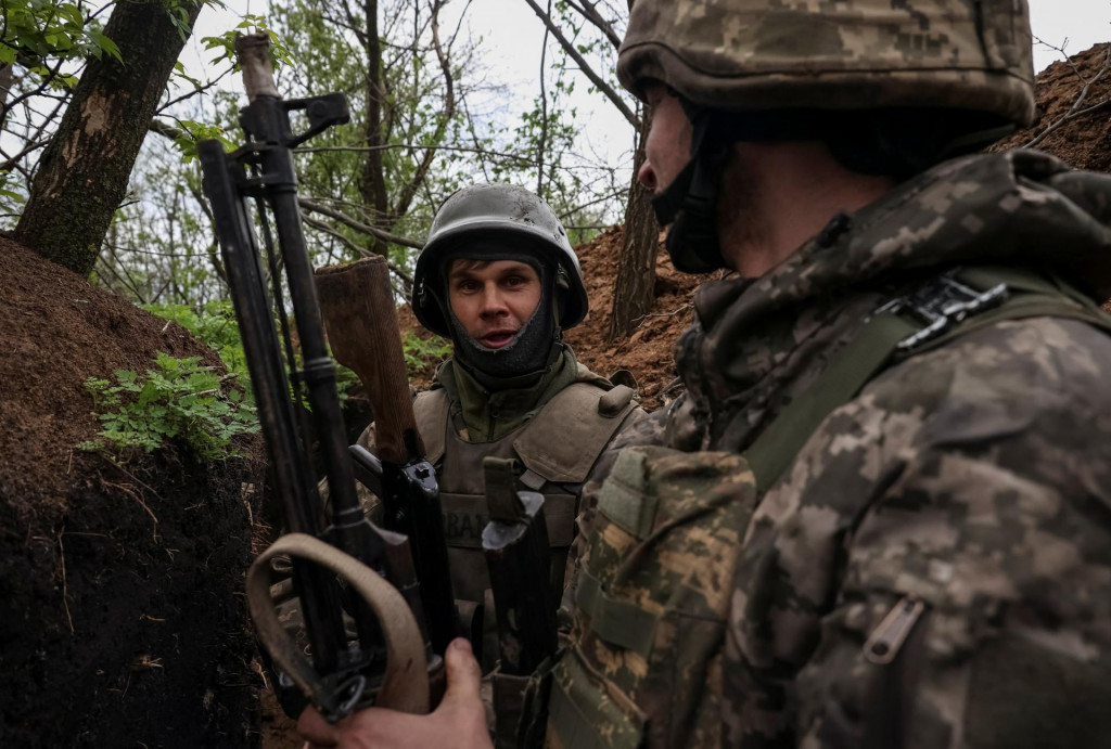 Ukrajinskí vojaci v zákope na frontovej línii v Doneckej oblasti na Ukrajine. FOTO: Reuters