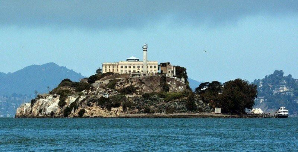 Opustená väznica na ostrove Alcatraz, kde sa natáčal film Útek z Alcatrazu