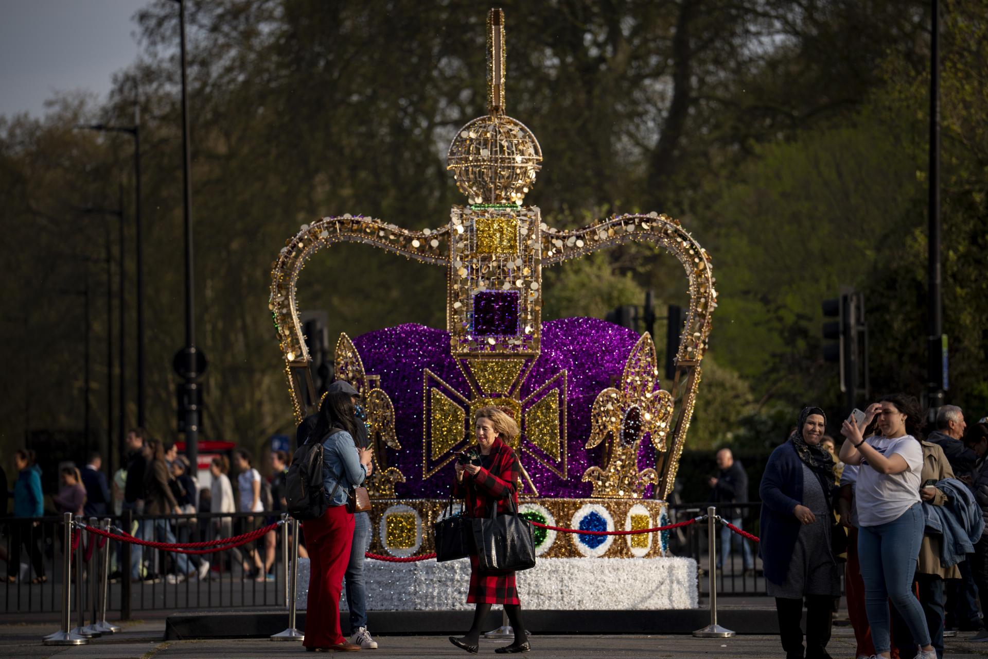 Pri korunovácii Karola III. použijú stáročné korunovačné klenoty, ich história siaha do stredoveku