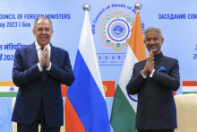 Ruský minister zahraničných vecí Sergej Lavrov a indický minister zahraničných vecí Subrahmanjam Džajšankar. FOTO: TASR/AP