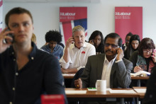 Líder britskej Labouristickej strany Keir Starmer sa pripojil k členom a aktivistom národnej telefónnej banky labouristov v Londýne počas komunálnych volieb v Anglicku. FOTO: TASR/AP