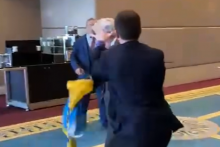 Ukrajinský predstaviteľ Olexandr Marikovskyj udiera ruského predstaviteľa. FOTO: Reprofoto/FB/Oleksandr Marikovski