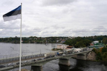 Estónska vlajka veje pri moste cez rieku Narva na hraničnom priechode s Ruskom v estónskej Narve. FOTO: Reuters