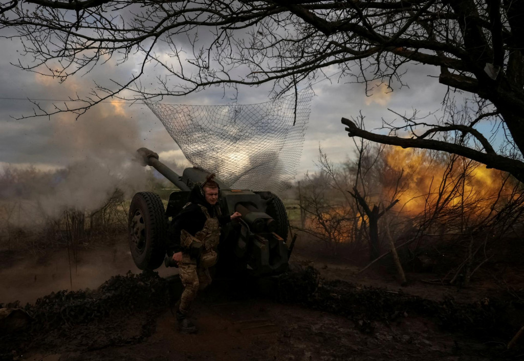 Ukrajinskí príslušníci z 3. samostatnej útočnej brigády Ozbrojených síl Ukrajiny strieľajú z húfnice D30 na frontovú líniu neďaleko mesta Bachmut. FOTO: Reuters