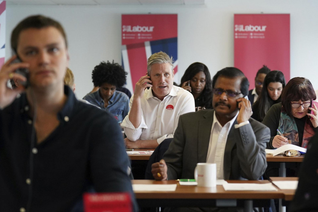 Líder britskej Labouristickej strany Keir Starmer sa pripojil k členom a aktivistom národnej telefónnej banky labouristov v Londýne počas komunálnych volieb v Anglicku. FOTO: TASR/AP