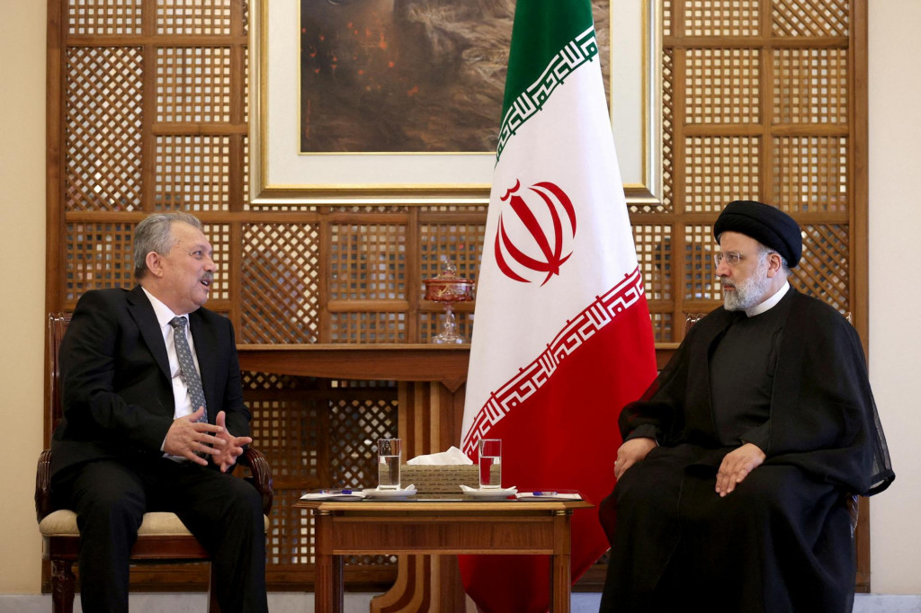 Iránsky prezident Ebrahim Raisi sa v sýrskom Damasku stretol so sýrskym premiérom Husajnom Arnousom. FOTO: Reuters