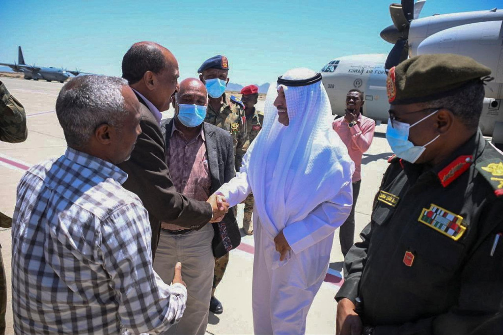 Kuvajtský veľvyslanec v Sudáne, Dr. Fahad Al-Thafeeri, víta ľudí po pristátí lietadla kuvajtského letectva, ktoré preváža jedlo a lekársku pomoc pre obyvateľov Sudánu. FOTO: Reuters