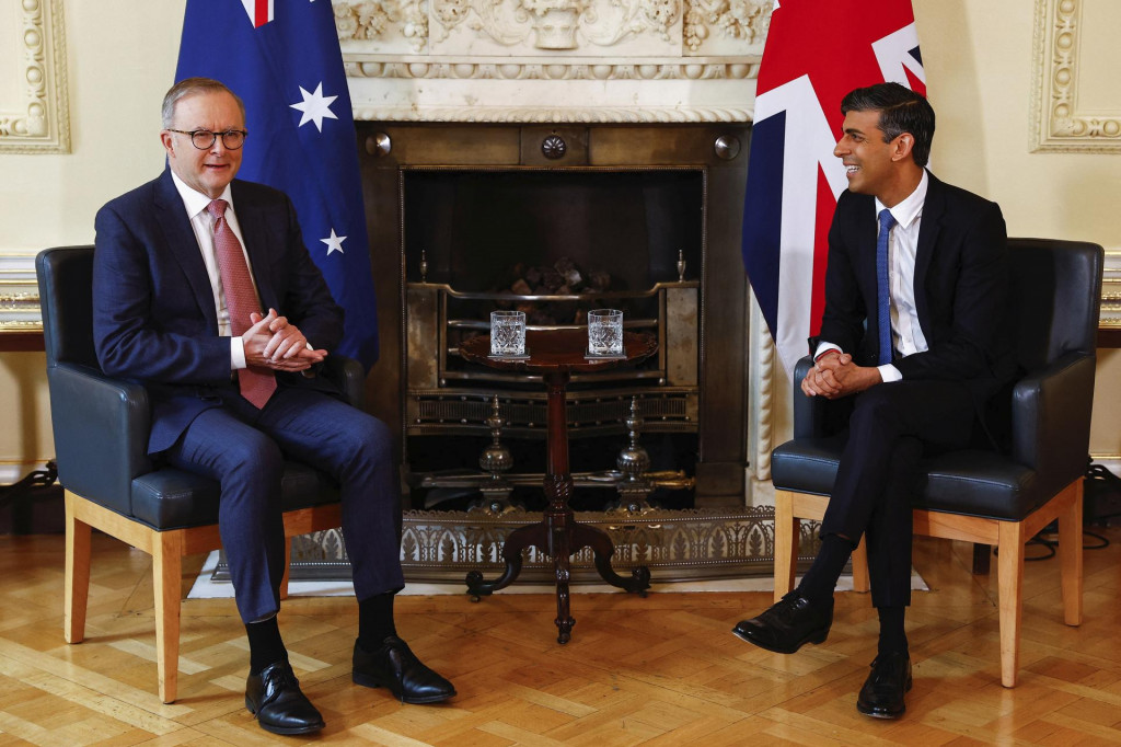 Britský premiér Rishi Sunak sa rozpráva s austrálskym premiérom Anthonym Albaneseom. FOTO: TASR/AP