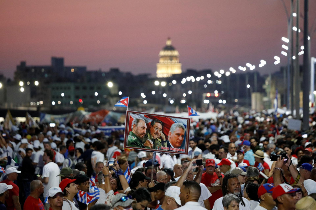 Ľudia sa zhromažďujú na nábreží Malecon, aby sledovali oslavu Sviatku práce. FOTO: Reuters
