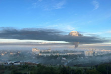 Koncom apríla po útoku dronov vypukol v Sevastopole na Kryme veľký požiar skladu palív. FOTO: Reuters