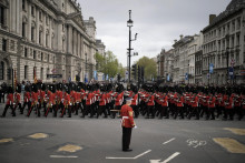 Stráž pochoduje pred Westminsterským palácom pred korunováciou britského kráľa Karola III. FOTO TASR/AP