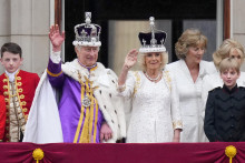 WA 68 Londýn - Britský kráľ Karol III. (druhý zľava) a britská kráľovná Kamila zdravia verejnosť z balkóna Buckinghamského paláca na záver korunovačných ceremónií v Londýne v sobotu 6. mája 2023. FOTO TASR/AP

Britain‘s King Charles III and Queen Camilla wave to the crowds from the balcony of Buckingham Palace after their coronation ceremony, in London, Saturday, May 6, 2023. (AP Photo/Petr David Josek) *** Local Caption *** Buckinghamský palác balkán pozdrav ľudia SNÍMKA: Alessandra Tarantino