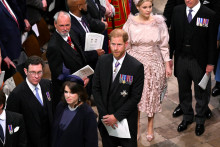 Princ Harry prišiel z USA na korunováciu svojho otca Karola III. za kráľa bez manželky a detí. FOTO: Reuters