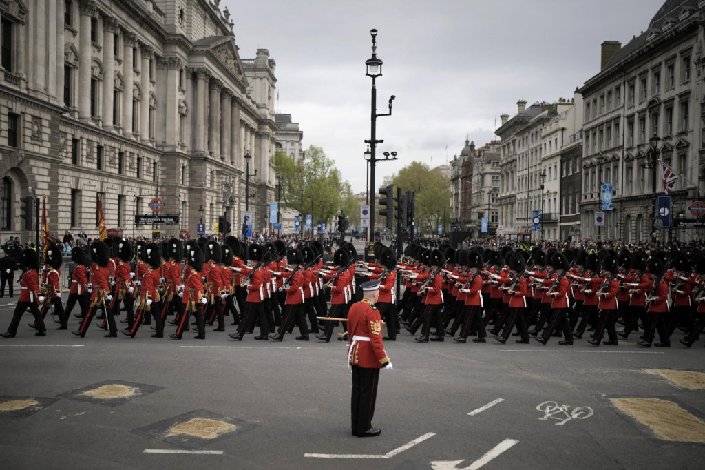 Str&aacute;ž pochoduje pred Westminstersk&yacute;m pal&aacute;com pred korunov&aacute;ciou britsk&eacute;ho kr&aacute;ľa Karola III. FOTO TASR/AP