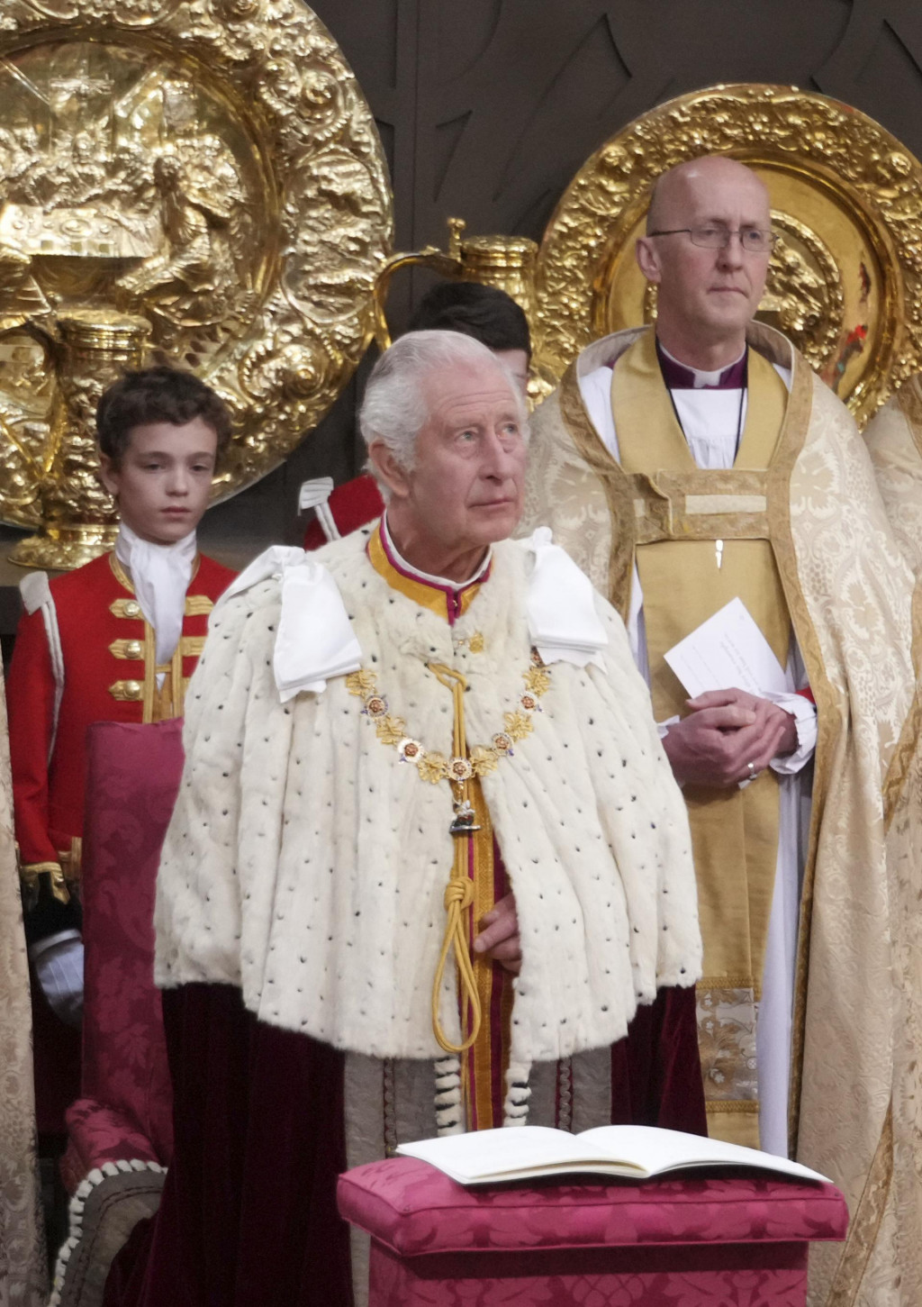 Britský kráľ Karol III. vo Westminsterskom opátstve v Londýne. FOTO: TASR/AP