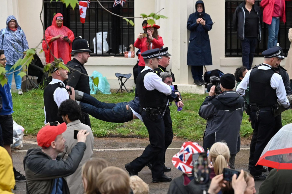 Policajti odvádzajú demonštrantov počas korunovácie kráľa Karola III. FOTO: Reuters