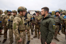 Ukrajinský prezident Volodymyr Zelenskyj sa v meste Izium rozpráva s generálplukovníkom Oleksandrom Syrským, veliteľom pozemných síl. FOTO: Reuters