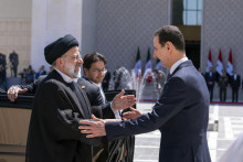 Iiránsky prezident Ebráhím Raísí (vľavo) a sýrsky prezident Bašár Asad sa vítajú počas stretnutia v Damasku. FOTO: TASR/AP