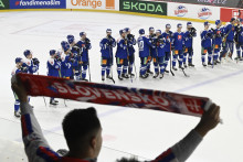 Slovenskí hokejisti sa tešia z výhry 4:3 v prípravnom zápase pred generálkou na svetový šampionát Slovensko - Rakúsko v Trenčíne. FOTO: TASR/Radovan Stoklasa