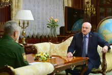 Bieloruský prezident Alexandr Lukašenko (vpravo) a ruský minister obrany Sergej Šojgu. FOTO: TASR/AP
