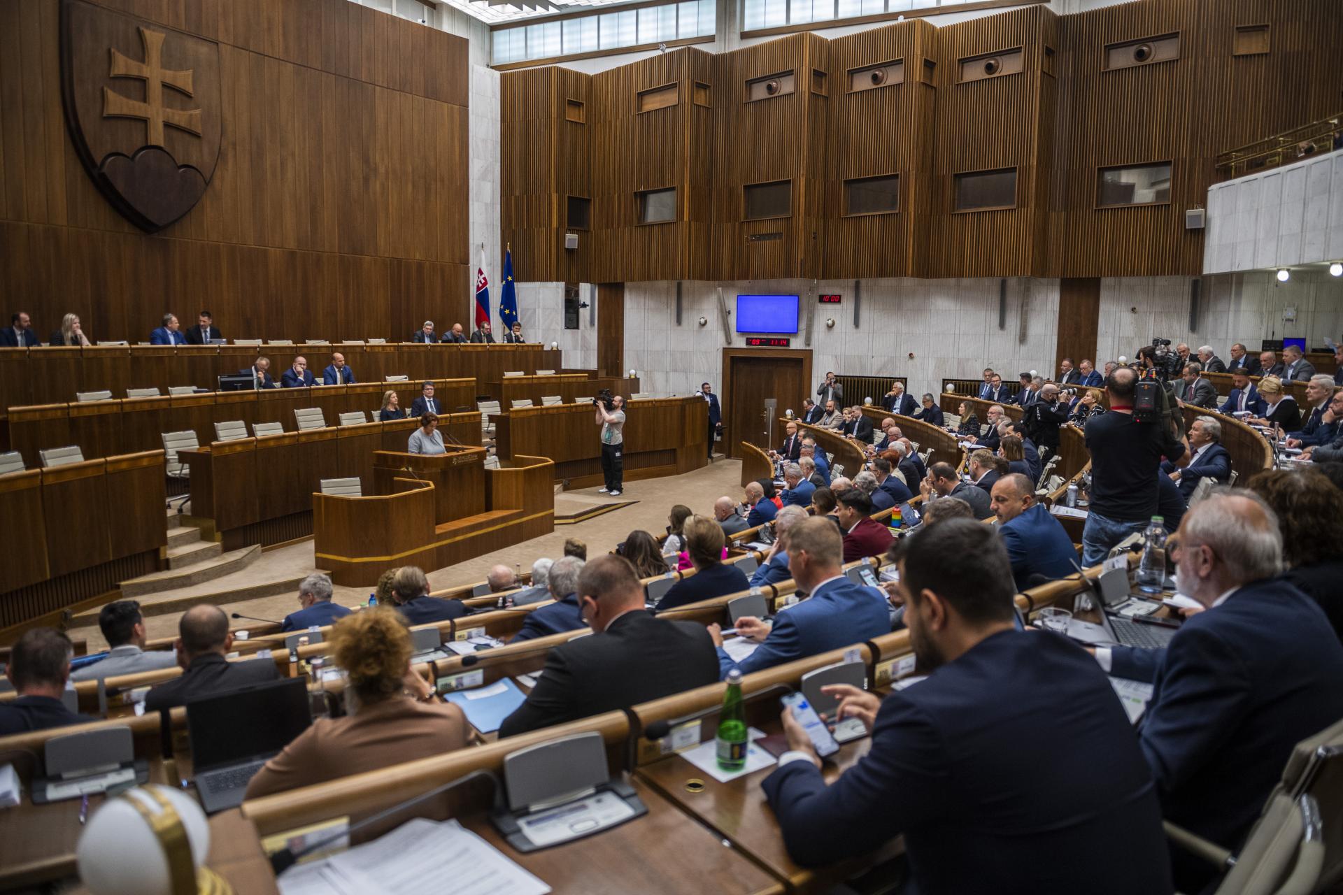 Ustanovenia týkajúce sa referenda v Bratislave a Košiciach sa upravia, schválili zmenu stavebnej legislatívy