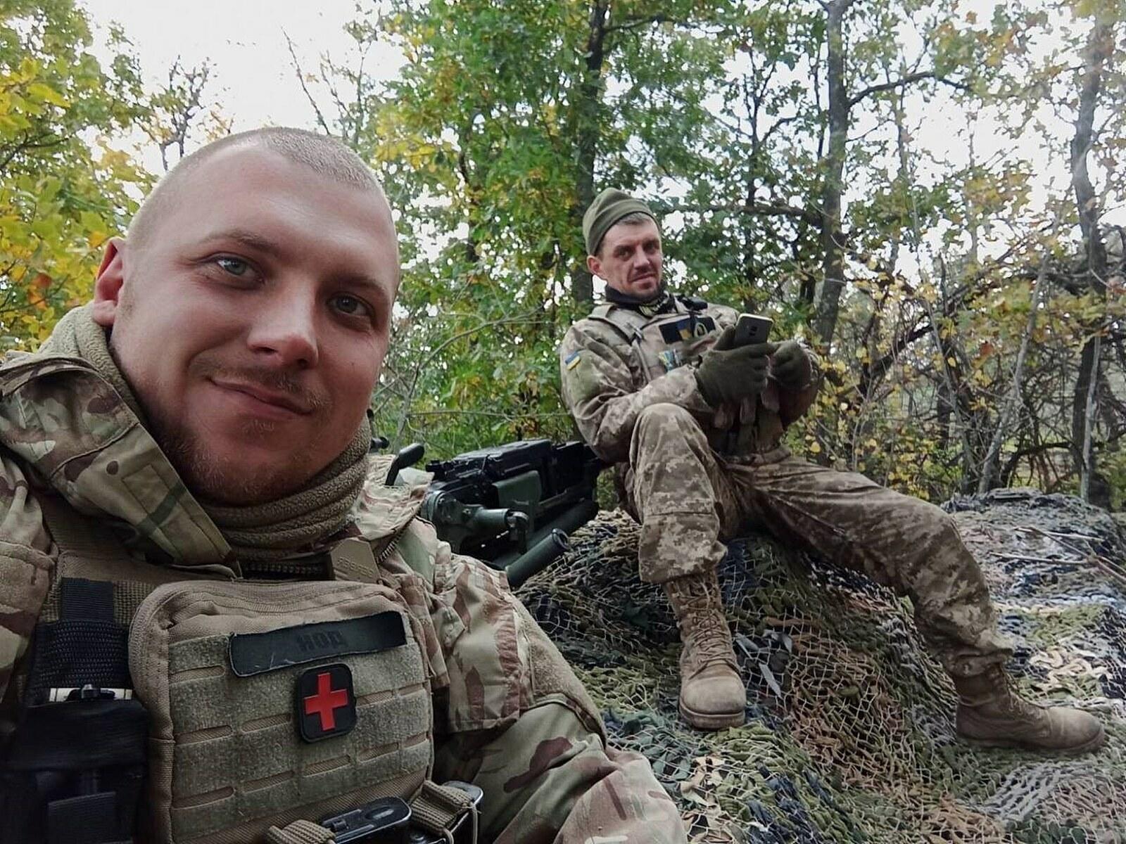 Beaucoup d’amis sont morts, j’ai encore leurs visages devant les yeux.  Des soldats ukrainiens décrivent la vie sur le front