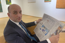 Michal Horváth, hlavný ekonóm NBS číta Hospodárske noviny pred začiatkom rozhovoru s najdôležitejším ekonomickým denníkom na Slovensku. FOTO: Mário Blaščák