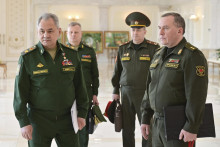 Ruský minister obrany Sergej Šojgu (vľavo) prichádza na stretnutie s bieloruským prezidentom Alexandrom Lukašenkom v Minsku. FOTO: TASR/AP