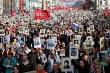 Účastníci nesú portréty ľudí vrátane vojakov Červenej armády počas pochodu Nesmrteľného pluku na Deň víťazstva v roku 2022. FOTO: Reuters