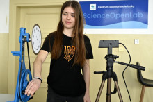 Prezentácia pokusov počas otvorenia Centra popularizácie fyziky ScienceOpenLab pri Gymnáziu Pavla Horova v Michalovciach v stredu 3. mája 2023. FOTO: TASR/R. Hanc