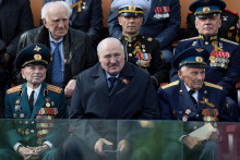 Účastníci vrátane bieloruského prezidenta Alexandra Lukašenka na vojenskej prehliadky na Deň víťazstva, ktorý si pripomína 78. výročie víťazstva nad nacistickým Nemeckom. FOTO: Sputnik