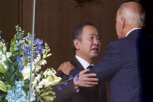 Prezident USA Joe Biden a japonský veľvyslanec v USA Tomita Koji. FOTO: Reuters