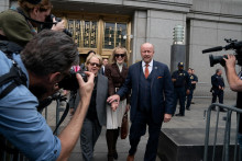 Jean Carroll opustila Manhattanský federálny súd po verdikte v prípade znásilnenia spáchaného údajne bývalým prezidentom USA Donaldom Trumpom. FOTO: Reuters