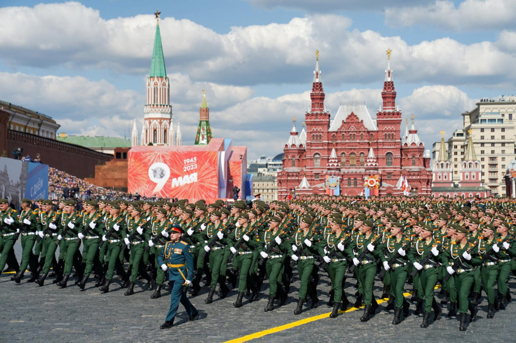 Napriek podobným prehliadkam nemá Putin doma jednotnú podporu. FOTO: Reuters/Moscow News Agency